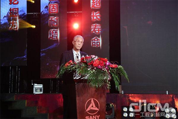 中国工程机械工业协会会长祁俊在致辞