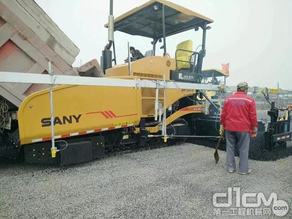 三一SAP120C-6高等级沥青摊铺机在渝蓉高速上进行沥青摊铺施工