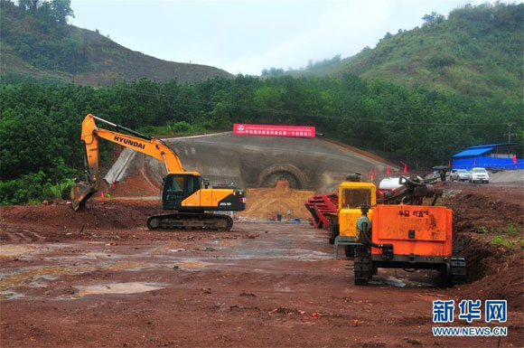 上图：4月13日在老挝北部孟赛山区拍摄的中国中铁国际集团中老铁路隧道施工现场