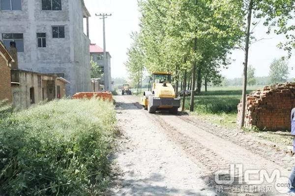助力新农村建设——徐工成套路面设备安徽联合施工