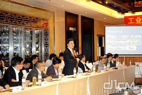 广西柳工机械股份有限公司副总裁、柳州柳工叉车有限公司董事长王太平在会上介绍柳工基本情况