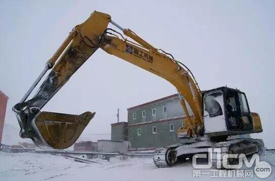 厦工挖掘机在南极冰天雪地中作业