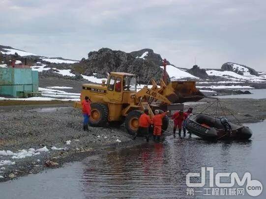 厦工装载机在南极中山站进行吊装作业