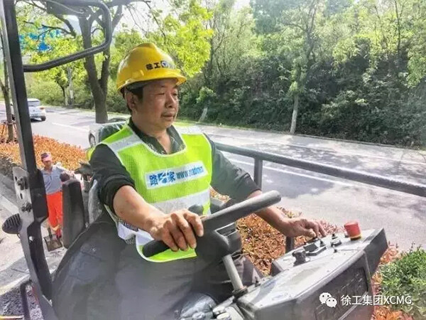 徐工RP453L摊铺机施工作业中