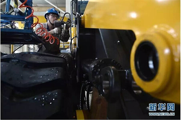 在山东临工工程机械有限公司，工人在装载机生产线作业