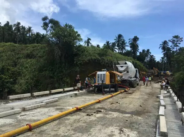 徐工混凝土拖泵及搅拌车正在联合参建当地某公路大桥项目