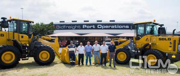 Bidfreight港口业务购置两台山东临工轮式装载机，图为工作人员与设备合影