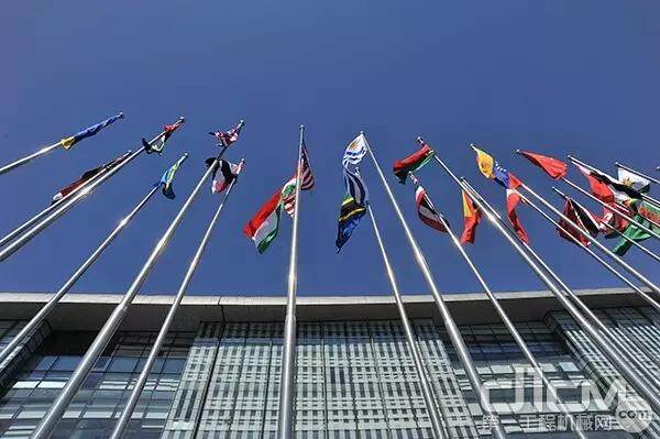 参加“一带一路”国际合作高峰论坛的与会国和国际组织的旗帜飘扬在会场。