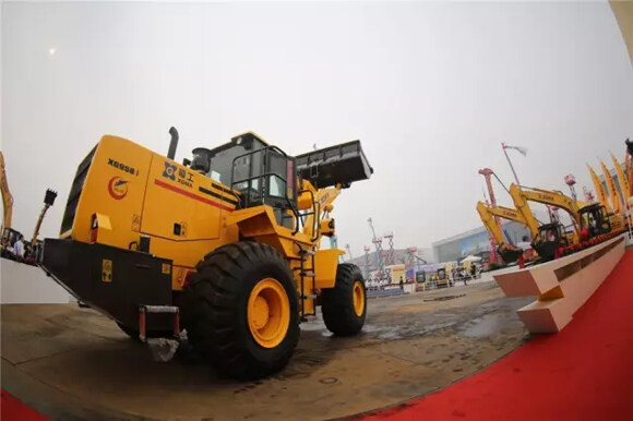 中国首台智能装载机XG958i在2015北京工程机械展惊艳亮相