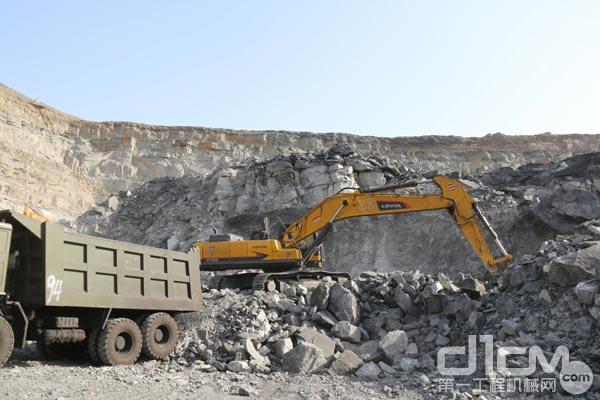雷沃工程机械——铁矿开采转运的制胜法宝