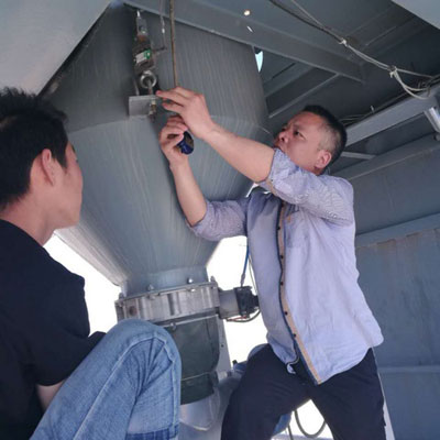 陕建机械服务人员为客户检修设备