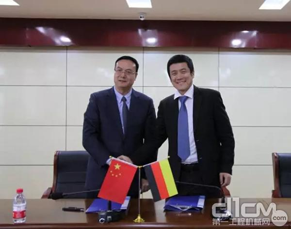 利勃海尔机械(徐州)有限公司总经理张伟宏（右）与天水华建工程新材料有限公司董事长缑海荣先生（左）