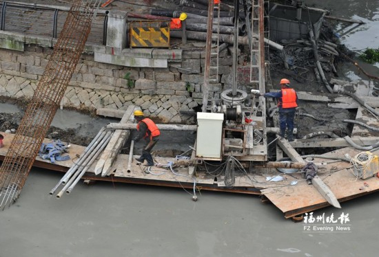旋挖钻机在晋安河道里施工