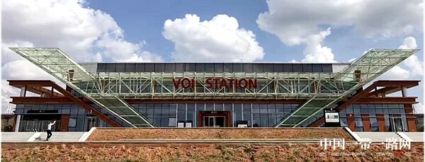 蒙内铁路为沿线城镇带来日新月异的变化，图为崭新的蒙内铁路沃伊车站。（中国交建供图）