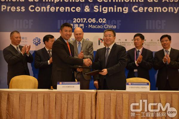 沃尔沃建筑设备和中国对外承包工程商会共同签署合作备忘录