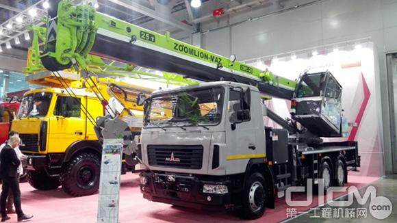 中联重科MAZ合资公司25吨汽车起重机亮相国际展会