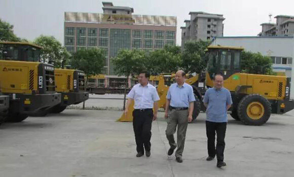 山东临工总经理文德刚（左一）在康发董事长耿守祯（左二）陪同下参观