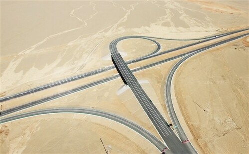 蜿蜒在大漠深处的京新高速公路。 沈 苏摄