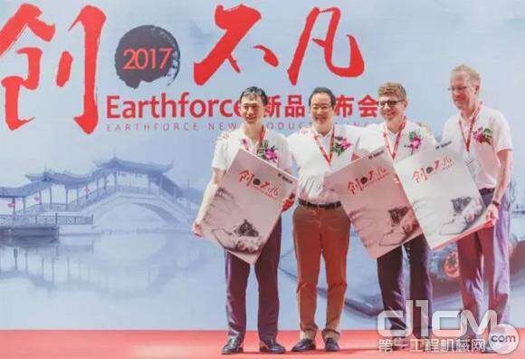 Scott Park社长为山猫Earthforce项目做出贡献的项目组成员颁发礼品以表示感谢