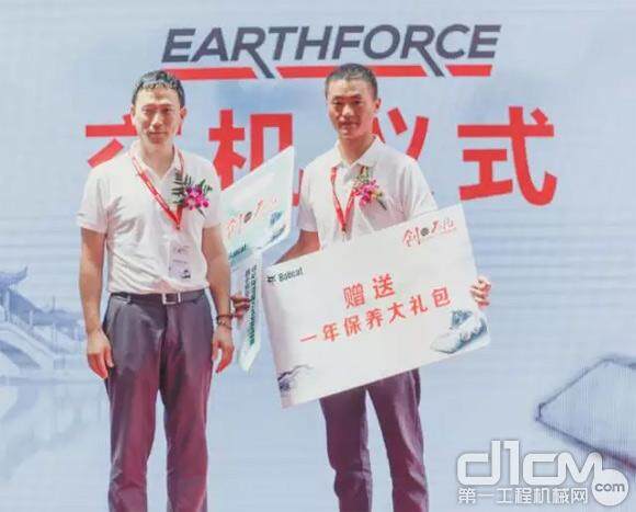 2017年 Earthforce 新品交机仪式，朴亨原总裁上台为车主杨先生颁发钥匙及赠送一年保养品大礼包。