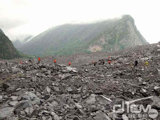 四川省茂县叠溪镇新磨村突发山体高位垮塌，造成河道堵塞，100余人被掩埋