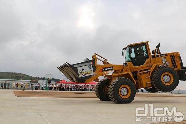 与会人员参观雷沃工程机械集团胶南试验场基地