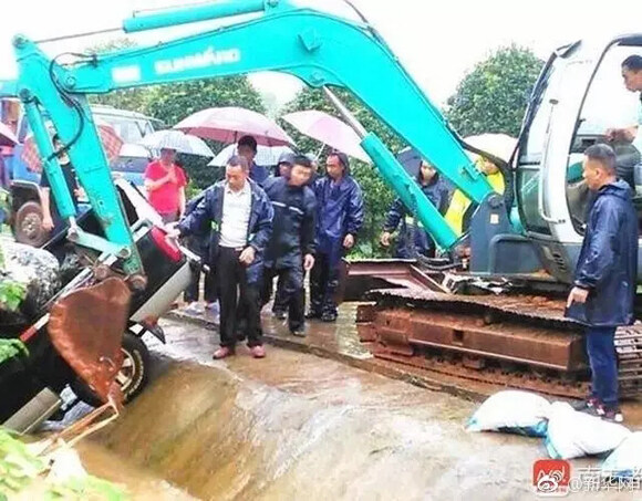山河智能挖掘机参与抗洪救灾
