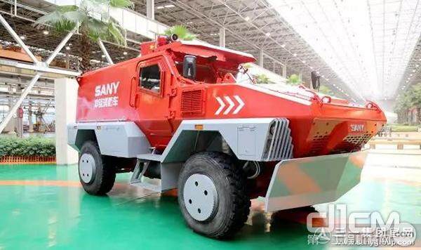 三一军工自主研制、生产的首台冲锋消防车在长沙下线