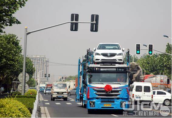 上汽红岩中置轴轿运车