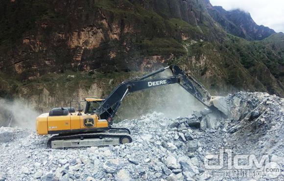 约翰迪尔E360LC挖掘机正在云南乌东德水电站施工