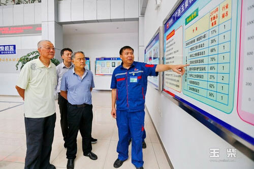 中国工程院院士、西安交通大学教授卢秉恒（右二）参观玉柴工厂