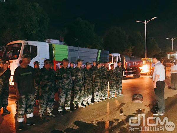 中联重科抢险救灾队抵达宁乡，接受救援工作安排。