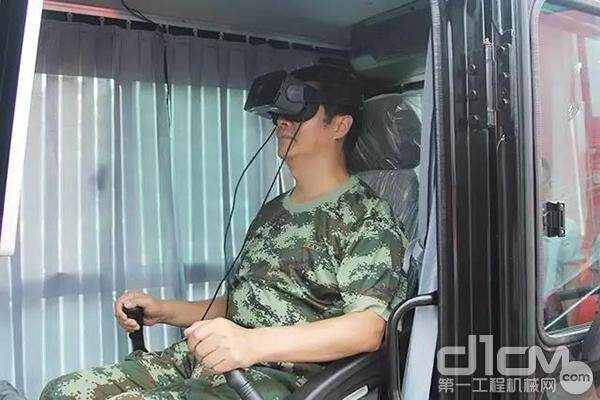 副参谋长向明清亲自体验VR操控挖掘机