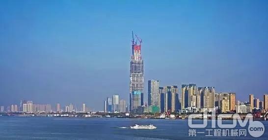 在建的武汉绿地中心，建成后或成为“中国第一摩天大楼”。（图片来源自《中国青年报》）