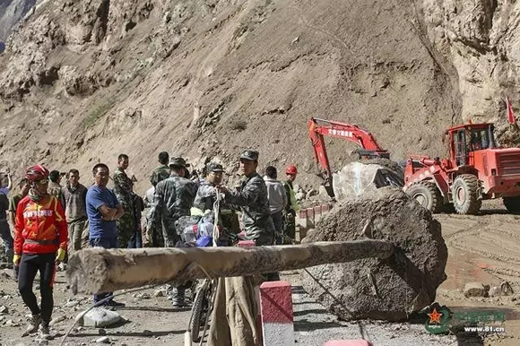 南疆军区某通信团与驻地武警某中队联合抢修国道公路和光缆线路