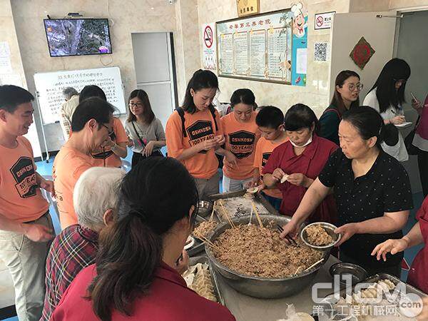 JLG员工为敬老院老人包饺子 