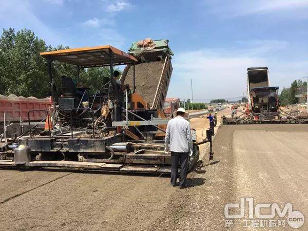 河南308省道新乡段的养护施工中，客户使用三一重工全套路面机械设备