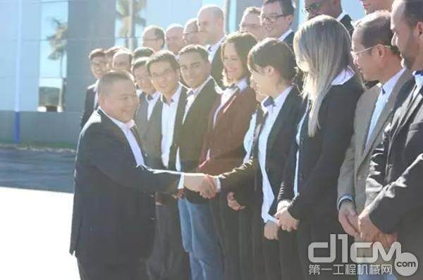 吴江龙副总裁亲切地和中巴员工握手、问候