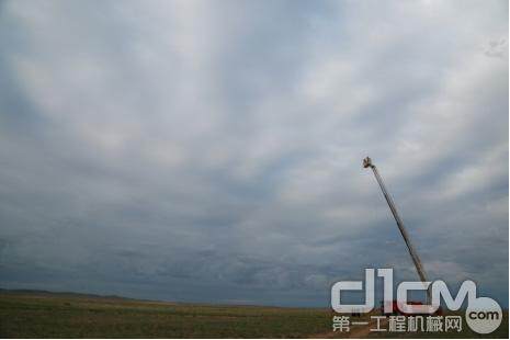 ▲中联重科消防装备在朱日和训练基地U型弯道上调试