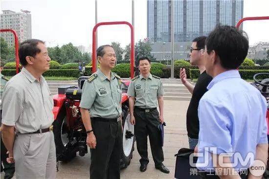 雷沃欧豹拖拉机自总后勤部专家的检阅