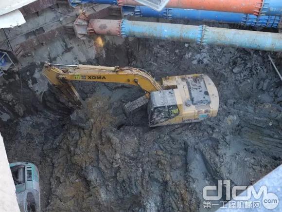 ▲厦工挖掘机在厦门地铁二号线项目工地施工作业