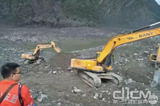 四川茂县山体垮塌，三一挖机挺进核心灾区