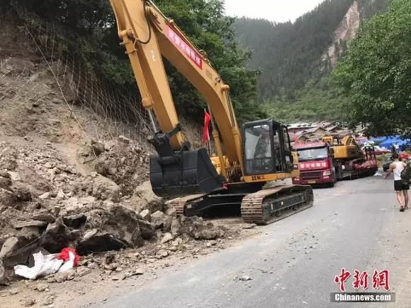 厦工救援队随武警水电部队抢通九寨沟景区内主要道路