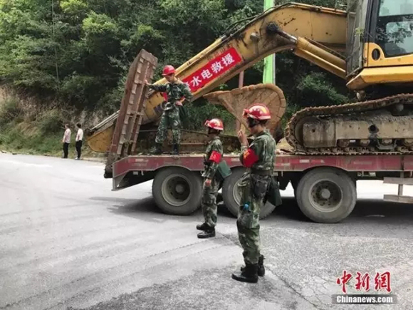 厦工救援队随武警水电部队抢通九寨沟景区内主要道路