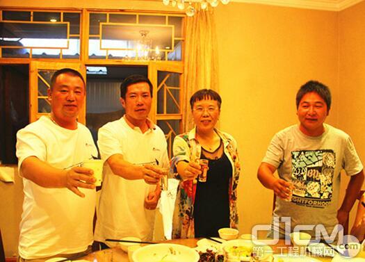 玉溪众鑫总经理谭萍与三位冠军一起举杯