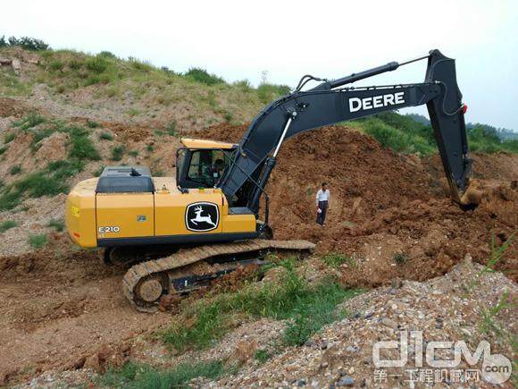 约翰迪尔E210LC型挖掘机施工中