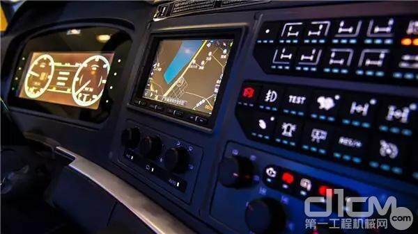 徐工XCA450/550/1200起重机的驾驶室和操纵室的器件布置