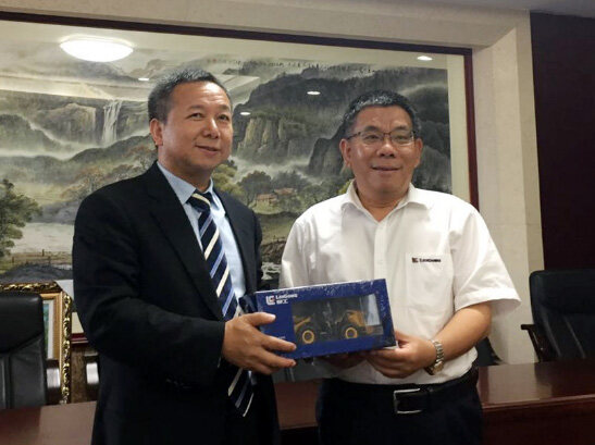 柳工集团董事长曾光安先生(右)向利得集团董事长李兴春博士赠送纪念品