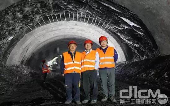 徐工基础售后服务人员宋任忠(左)、孟游(右)在南北高速公路隧道建设工地