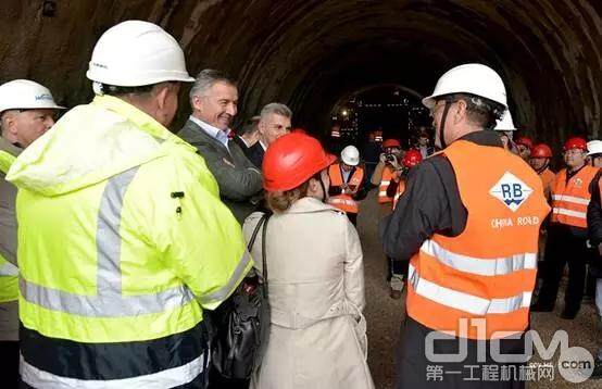 黑山总理久卡诺维奇视察南北高速公路隧道建设工地